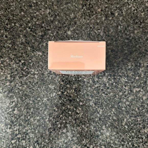 Laura Geller Double Take Baked Powder Foundation Shade: Medium - Picture 6 of 6